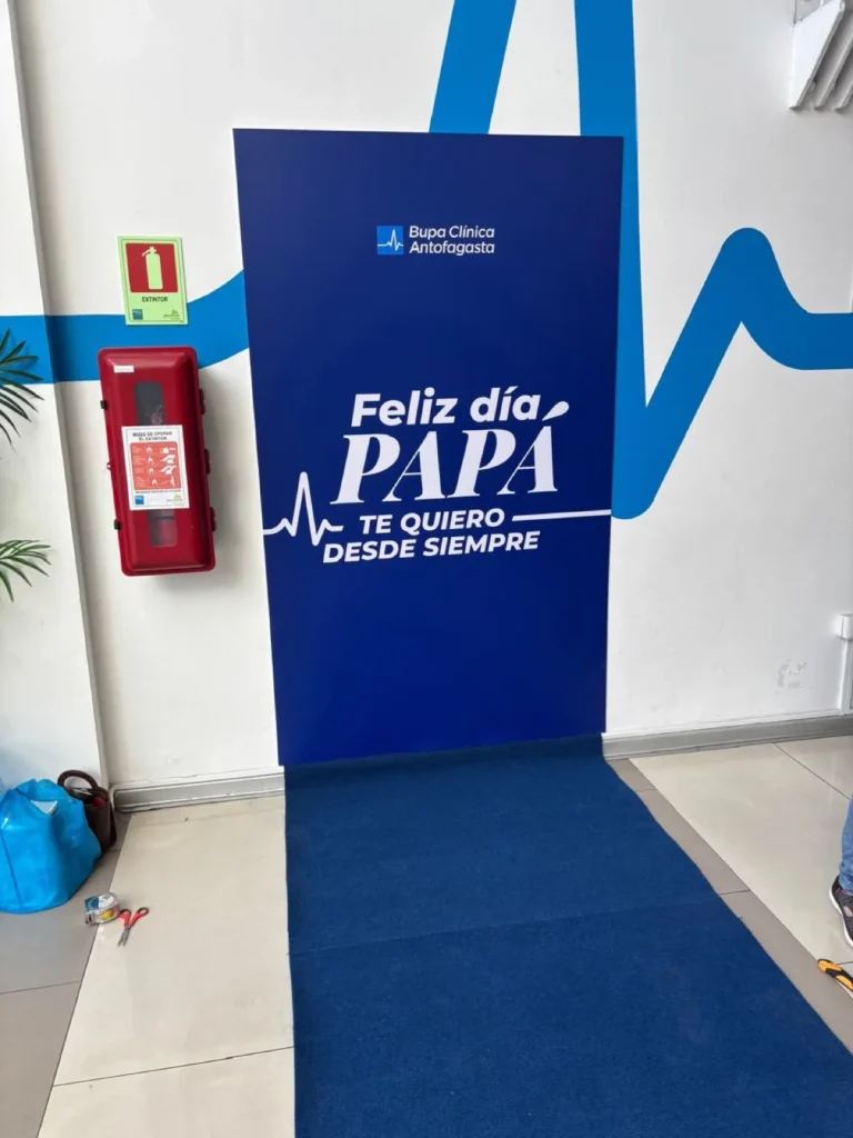 Backing Feliz Día Papá instalado en Bupa Clínica Antofagasta