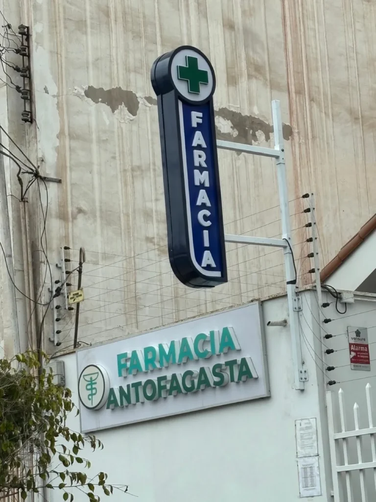 Banderola luminosa con cruz y letras corpóreas para Farmacia Antofagasta