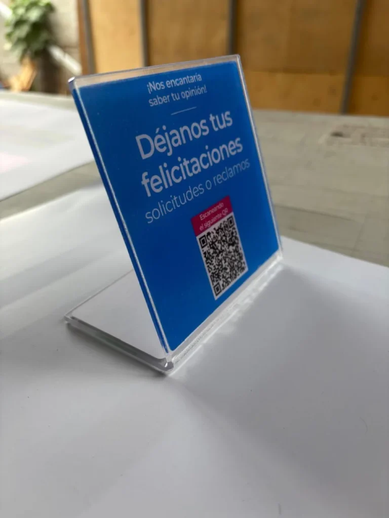 Display de mesón en acrílico con código QR para felicitaciones y reclamos