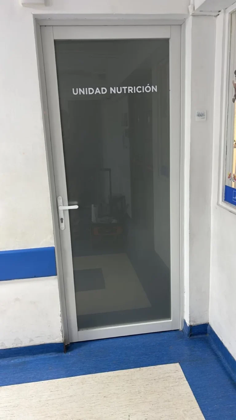 Empavonado y rotulación de puerta de vidrio Unidad Nutrición en clínica de Antofagasta