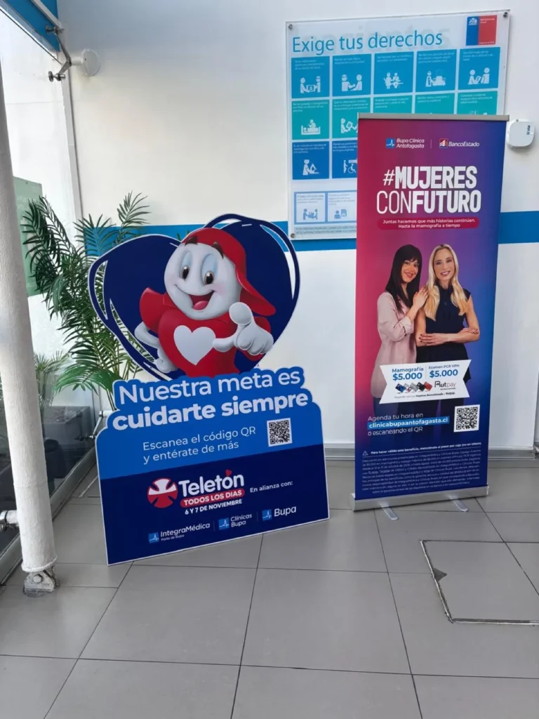 Figura troquelada de Teletón y pendón roller Mujeres con Futuro para Clínica Bupa Antofagasta