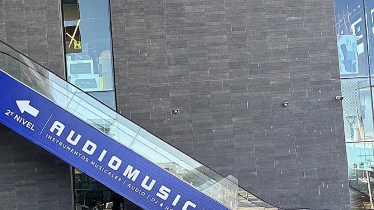Gráfica impresa en la escalera mecánica para Audiomusic en mall de Antofagasta