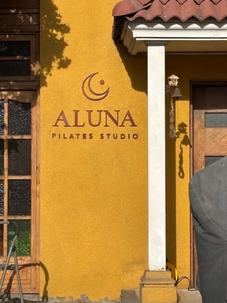 Letras corpóreas instaladas en la fachada de Aluna Pilates Studio, Antofagasta