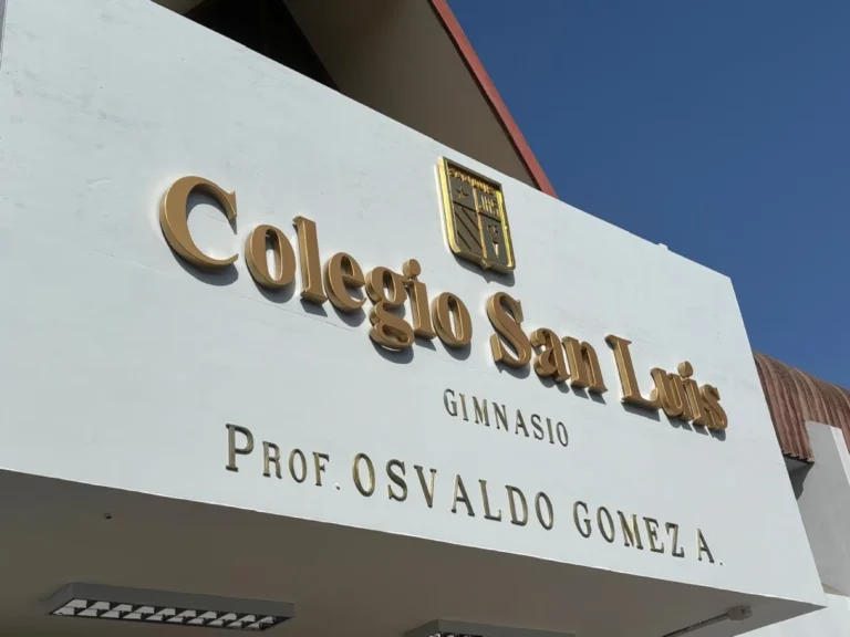 Letras volumétricas doradas y escudo instalados en el gimnasio del Colegio San Luis, Antofagasta