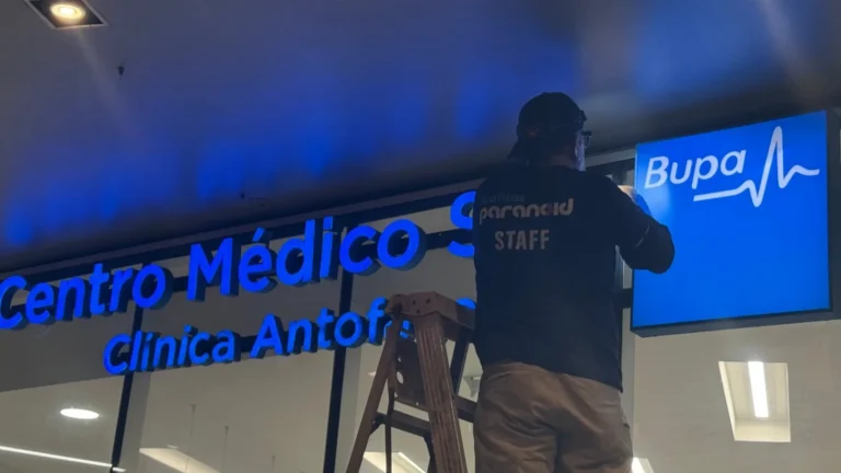 Instalación de letras luminosas LED para el Centro Médico de Clínica Antofagasta, Bupa