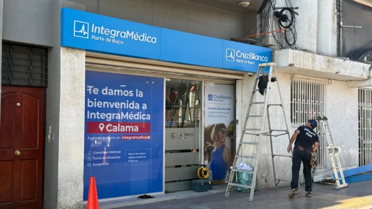 Letrero de fachada y gráfica de vidrieras instalados en IntegraMédica Calama