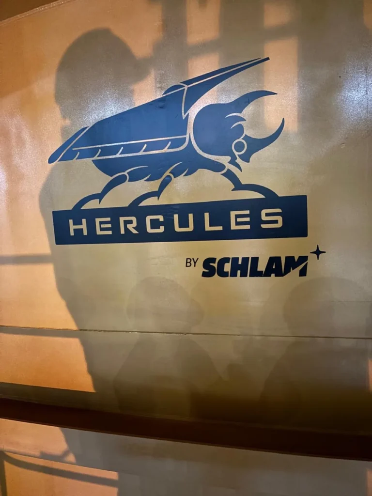 Logo Hercules by Schlam en vinilo de corte aplicado sobre muro