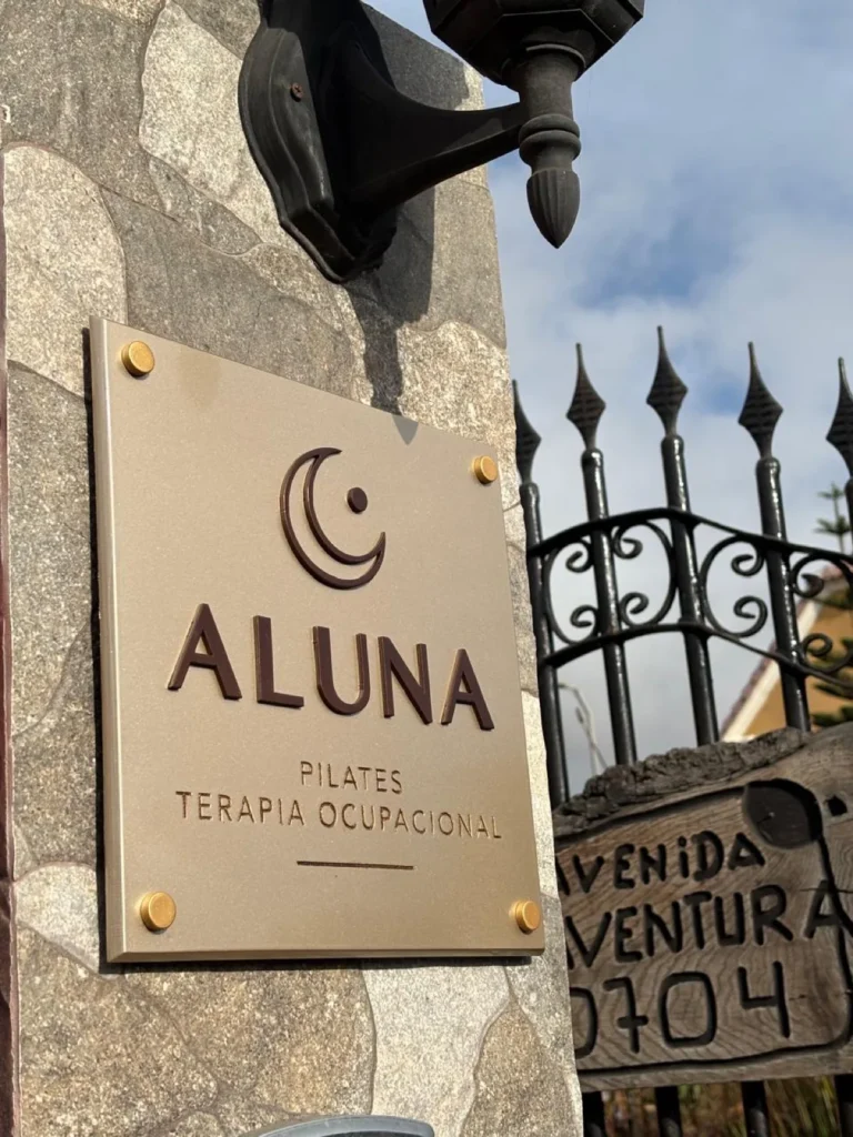 Placa de acrílico dorado con letras en relieve y separadores para Aluna Pilates y Terapia Ocupacional
