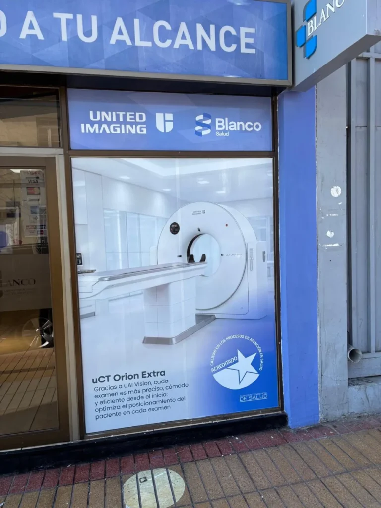 Vidriera impresa para el nuevo scanner United Imaging de Blanco Salud, Antofagasta